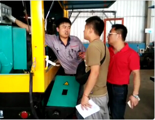 麻豆免费版免费下载技术团队与工厂工作人员讨论产品 麻豆免费版免费下载技术团队与工厂工作人员讨论产品