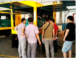 麻豆免费版免费下载技术团队与工厂工作人员讨论产品 麻豆免费版免费下载技术团队与工厂工作人员讨论产品