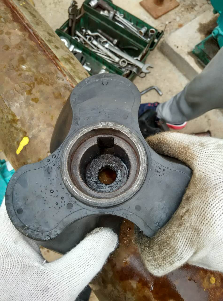 青岛麻豆免费版免费下载售后人员更换转子 青岛麻豆免费版免费下载售后人员更换转子