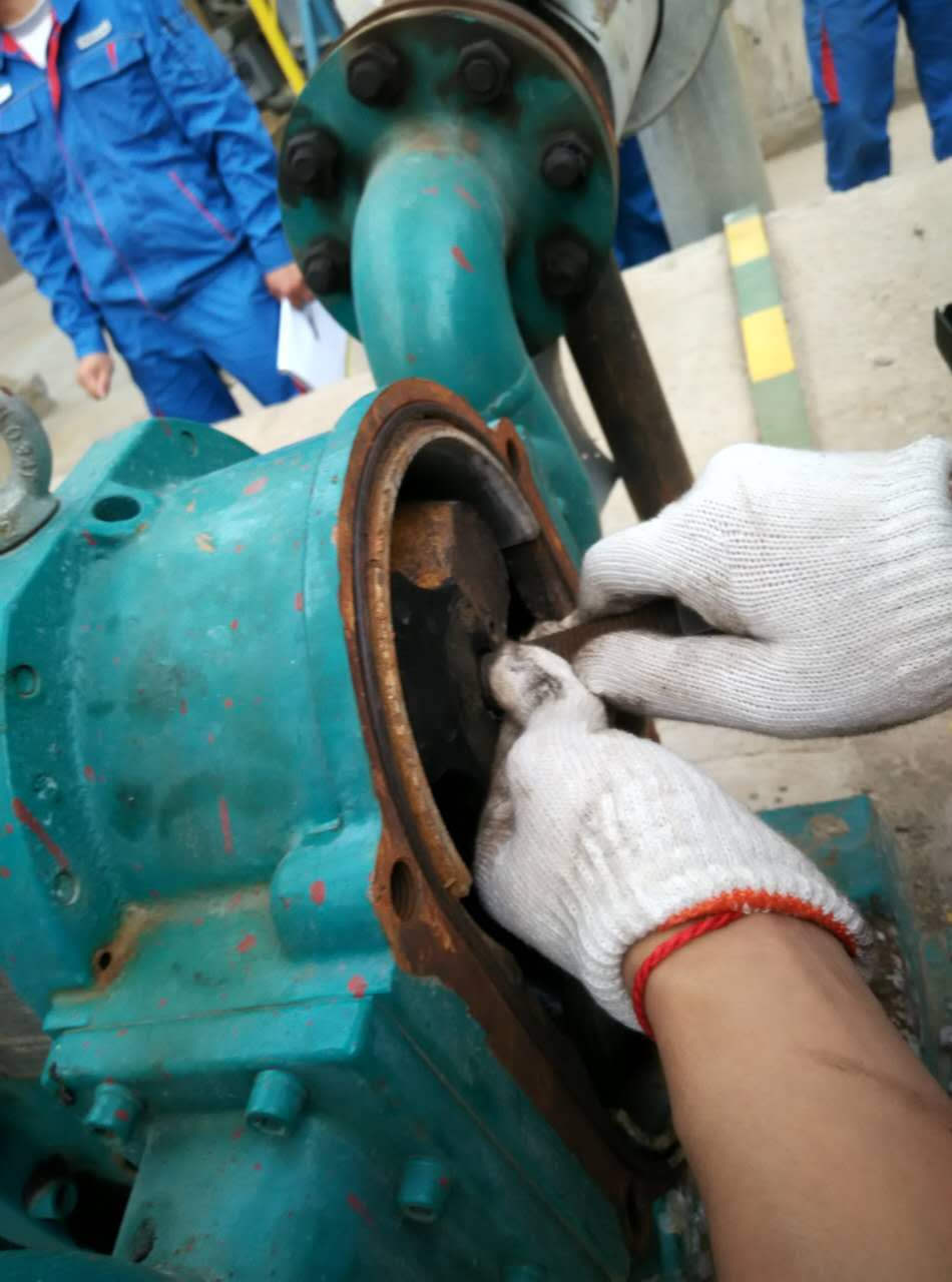 青岛麻豆免费版免费下载售后人员冒雨为客户更换转子 青岛麻豆免费版免费下载售后人员冒雨为客户更换转子