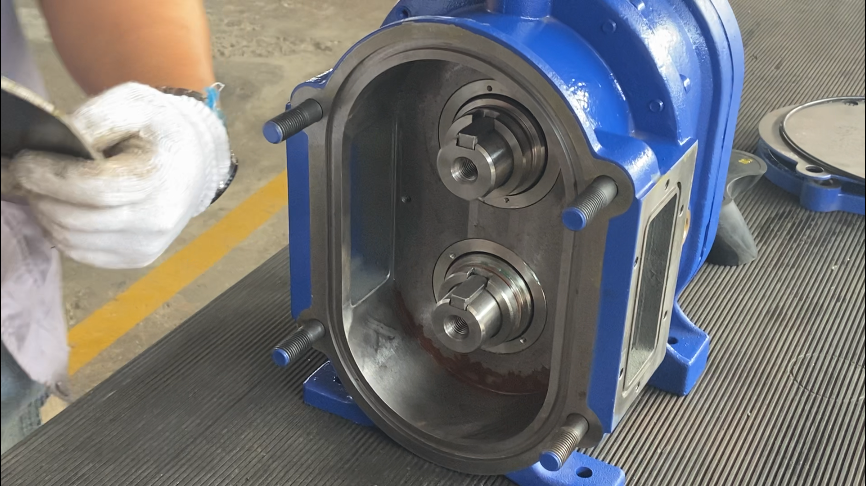 插入转子固定键，保持俩键垂直向上方便安装转子