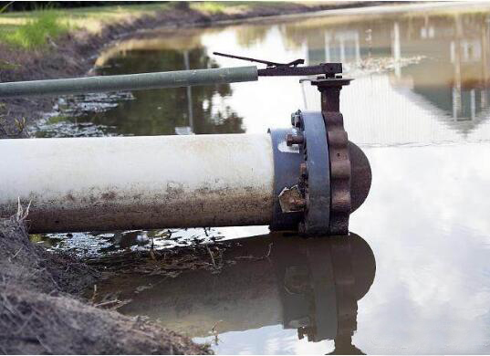 采用耐腐蚀凸轮麻豆视频免费下载抽吸含油废水。